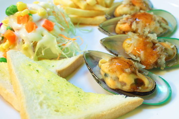 Roasted big mussel with cheese