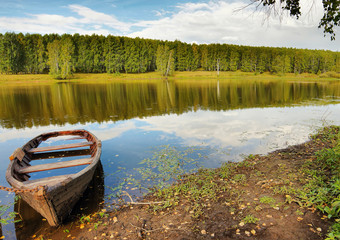 Obraz premium Beautiful summer landscape on the river with a boat