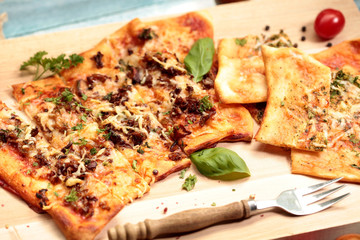 Pizza mit frischen Waldpilzen