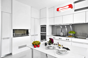 cucina moderna in laminato bianco con tavolo apparecchiato