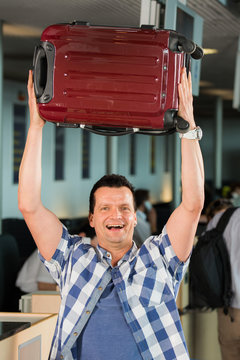 begeisterter urlauber am flughafen