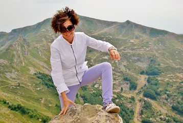 Naklejka premium donna a piedi in cima alla montagna