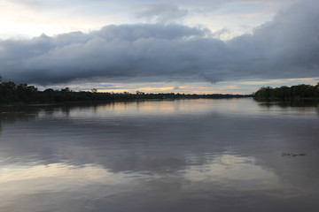 Puesta de sol en el r&iacute;o Amazonas