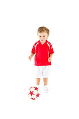 Kleiner Junge am Fussball spielen
