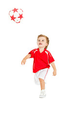 Kleiner Junge am Fussball spielen