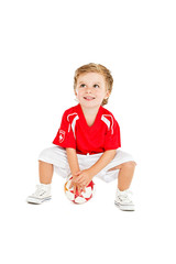 Kleiner Junge am Fussball spielen