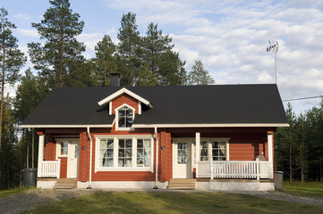 Fototapeta na wymiar Finnish cottage in the woods