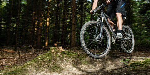 Mountainbiker im Sprung