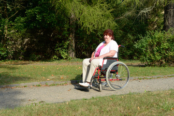 Seniorin im Rollstuhl