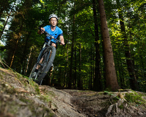 Naklejka premium Mountainbiker im Downhill
