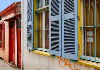 Bunte Häuserzeile in Valparaiso, Chile