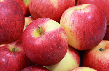 Fototapeta na wymiar duże czerwone jabłka