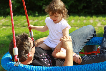 Fototapeta na wymiar Vater spielt mit seiner Tochter auf einem Spielplatz