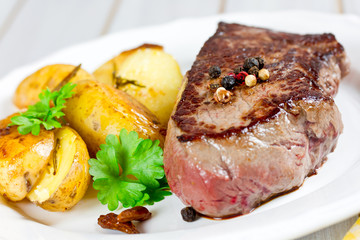 Steak mit Rosmarinkartoffeln