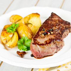 Steak mit Rosmarinkartoffeln
