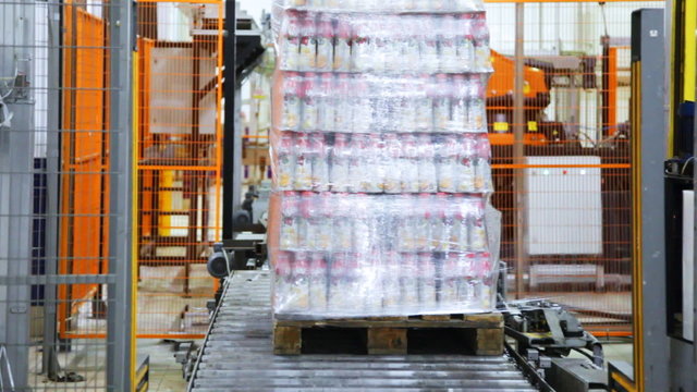 wrapper wraps stretch film bottles of yogurt on pallet