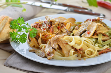 Tagliatelle tricolore mit Steinpilzen, Weinsoße mit Speck