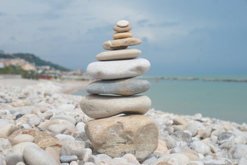 Fototapeta na wymiar Skumulowany Wieża skały na wybrzeżu stoned