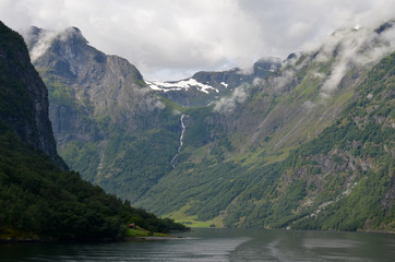 Fototapeta na wymiar Dans le fjord Naeroyfjord en Norvège