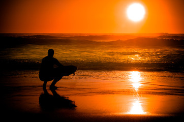 Obraz na płótnie Canvas Surfer watching the waves