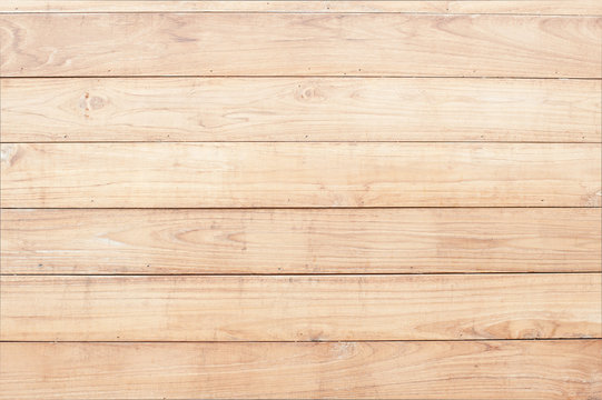 Thảm bay bổng trên sàn gỗ màu nâu nhạt sẽ giúp bạn có một không gian sống ấm áp hơn. Nhấn mạnh không gian sang trọng và tinh tế với sàn gỗ này.