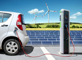 Elektroauto mit Solartankstelle und Windkraft