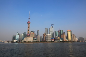 Obraz premium 1204030278 Oriental Pearl Tower i wieżowiec Widok Pudong z Bundu