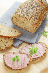 Vollkornbrot mit Leberwurst