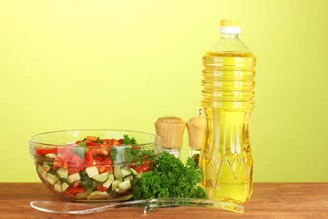 Foto op Canvas Frisse salade en olie op groene achtergrond © Africa Studio