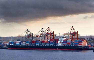 Containerschiff am Containerterminal in Hamburg