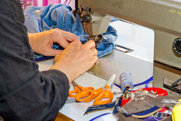 Näherin an der Nähmaschine