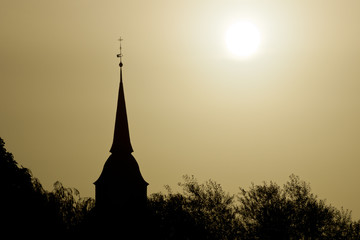 Kirchturm im Sonnenaufgang