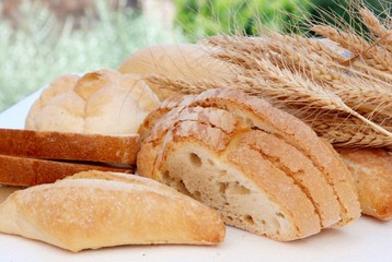 vari tipi di pane ammucchiato