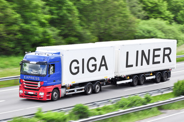 Gigaliner Langer LKW auf der Autobahn - 44673313
