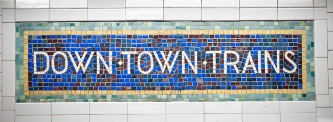 Modèle de tuile de signe de métro de ville de New York dans le centre de Manhattan
