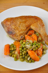 Hühnerkeule mit Erbsen und Möhren