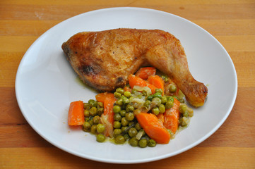 Hühnerkeule mit Erbsen und Möhren
