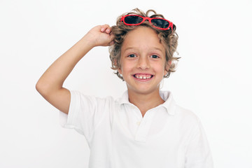 kleiner Junge mit Sonnebrille