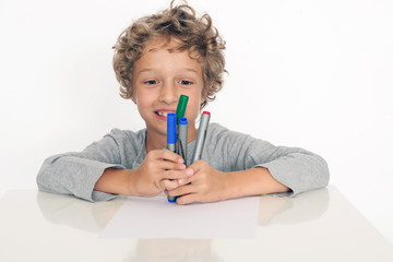 kleiner Junge mit Stiften