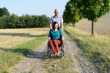 Fototapeta premium Mann und Frau im Rollstuhl