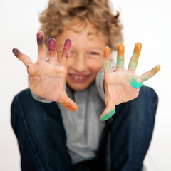 Junge mit bunten Fingern