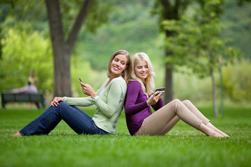 Fototapeta premium Women With Cellphones In Park