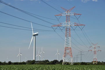 Stromleitung und Windkraftanlage