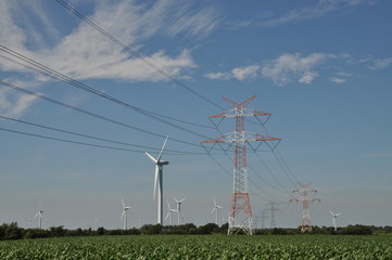 Stromleitung und Windkraftanlage