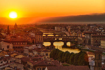 Fototapeta na wymiar Florence, rzeki Arno i Ponte Vecchio na zachód słońca, Włochy