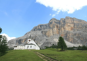 Fototapeta na wymiar Kościół Braci u podnóża Dolomitów