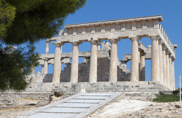 Fototapeta na wymiar Klasyczna starożytna świątynia na wyspie Egina w Grecji.
