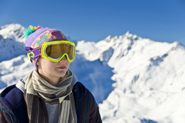 Fototapeta na wymiar Portrait d'une jeune fille au ski - Alpes