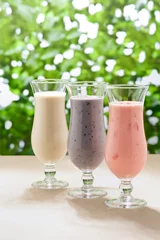 Selbstklebende Fototapete Milchshake Blueberry, Strawberry and Banana milk shake