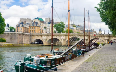 Selbstklebende Fototapeten Die Boote mit Masten der Seine, Paris © petunyia